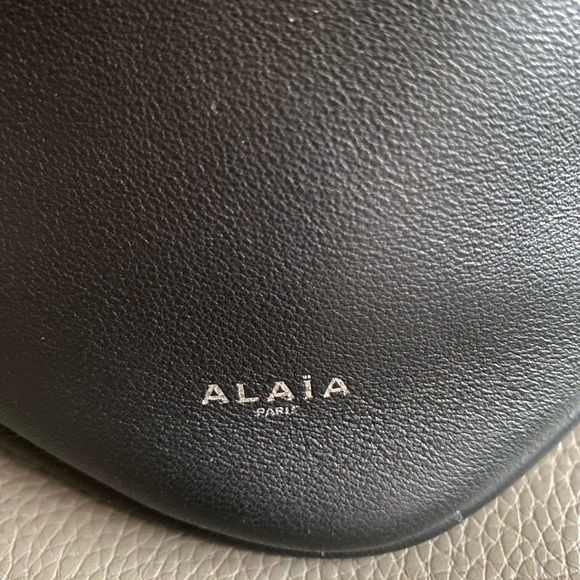 NEW Auth ALAÏA
Le Cœur Heart shape leather CLUTCH/BAG/ Wristlet Made in ITALY - Picture 11 of 16